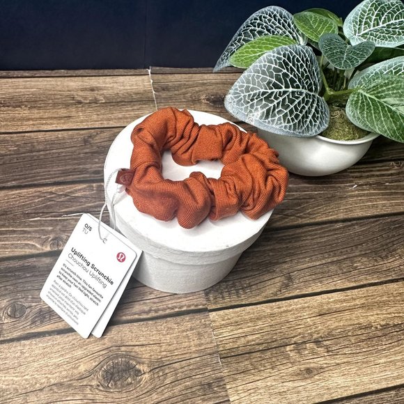 Lululemon Uplifting Scrunchie NWT ONE SIZE (BUOJ) - Picture 3 of 9